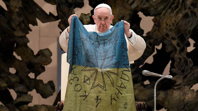 El Papa Francisco sostiene una bandera ucraniana en el Vaticano&nbsp;