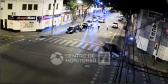 El momento en que el conductor del vehículo levanta por el aire al peatón. El dueño del auto adujo que iba como acompañante.&nbsp; 