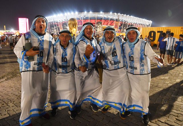 En fotos: las postales con hinchas argentinos alentando en el partido decisivo contra Polonia