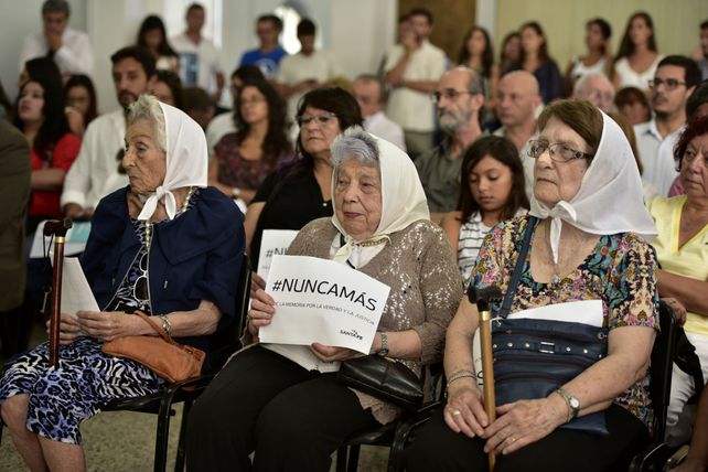 Pañuelos. Las Madres de Plaza de Mayo de Rosario