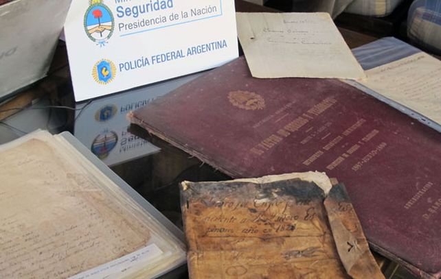 Los documentos históricos hallados por personal de Interpol.