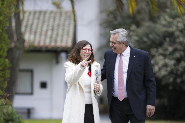 Silvina Batakis, flamante ministra de Economía de Argentina camina junto al presidente Alberto Fernández en los jardines de la Quinta de Olivos luego de la primera reunión con la máxima autoridad del país. 