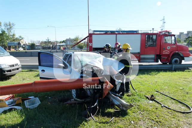 Chocó y tiró abajo una columna de alumbrado público en la ruta 168