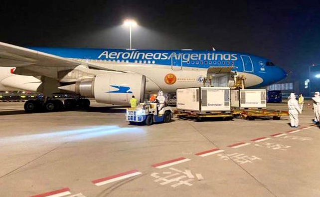 Despegó de China el avión de Aerolíneas que trae 904 mil vacunas para los docentes