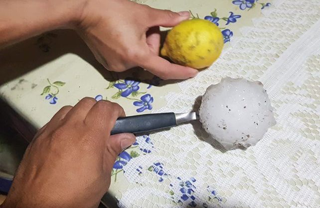 Imágenes de las piedras que cayeron en Rufino.&nbsp;