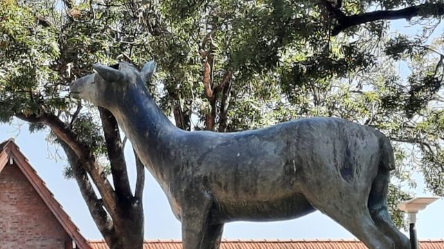 Sin astas. Desconocidos atentaron contra la estatua del venado tuerto