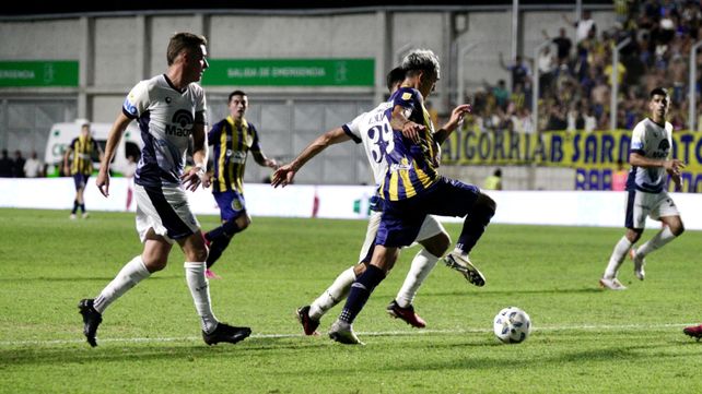 Pesadilla. Tobías Cervera entró en el complemento en San Nicolás y marcó el gol de la primera victoria canalla en la Copa de la Liga.