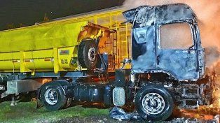Bomberos evitaron que el incendio se propague al tanque de combustible del rodado de gran porte.