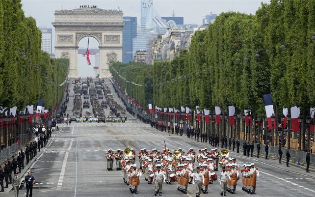 Las tropas marchan por la avenida de los Campos Elíseos durante el desfile del Día de la Bastilla