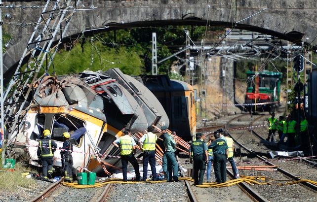 Pavoroso. El tren de tres vagones descarriló en una curva y chocó con una torre eléctrica