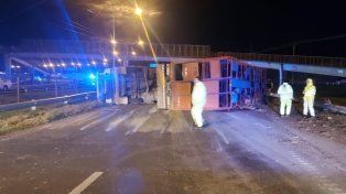 Volcó un camión con vacas en Circunvalación y detuvieron a cinco personas por robo