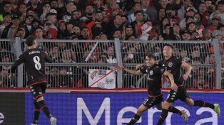 Huracán sorprendió a River en el Monumental.