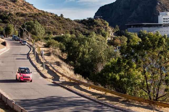 Tito sale a la calle, un auto eléctrico, ecológico, espacioso y moderno pero lento