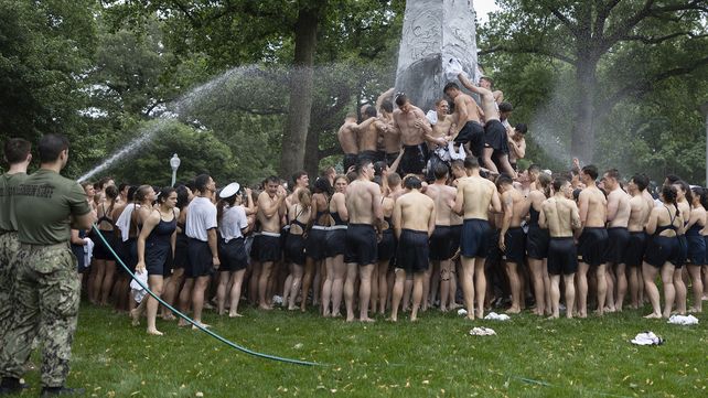 La clase de 2027 plebes asciende durante la subida al Monumento Herndon en la Academia Naval de los EE. UU.