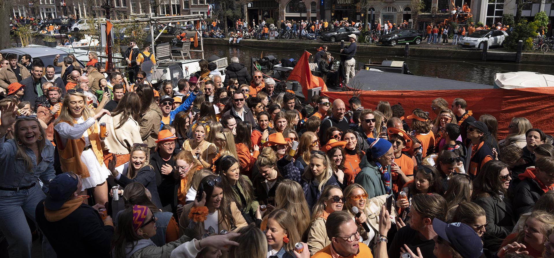 Celebración del Día del Rey en Ámsterdam, Países Bajos, el jueves 27 de abril de 2023. Los Países Bajos celebraron el 56º cumpleaños del rey Willem-Alexander de la Casa de Orange con mercados callejeros, fiestas y pasteles, incluso cuando las encuestas mostraron la popularidad en declive del monarca. (Foto AP/Peter Dejong)