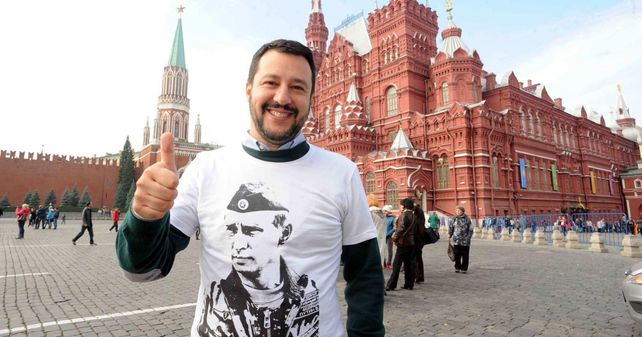 Salvini en la plaza Roja con una remera de Putin en sus años iniciales en la política italiana&nbsp;