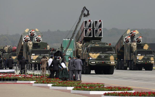 Misiles fabricados en Pakistán cargados en remolques se exhiben en un desfile militar que celebra el Día Nacional de Pakistán, en Islamabad, Pakistán. El desfile militar en la capital exhibió misiles de corto y largo alcance, tanques y aviones no tripulados, (drones).