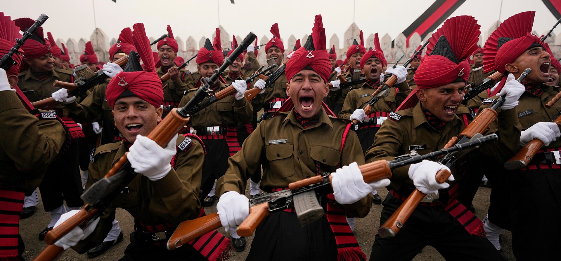 Soldados recién graduados del Regimiento de Infantería Ligera de Jammu y Cachemira (JKLI) gritan durante un desfile de graduación en un centro de entrenamiento en las afueras de Srinagar, Cachemira controlada por la India, el jueves 4 de diciembre de 2025. (Foto AP/Mukhtar Khan) Soldados recién graduados del Regimiento de Infantería Ligera de Jammu y Cachemira (JKLI) gritan durante un desfile de graduación en un centro de entrenamiento en las afueras de Srinagar, Cachemira controlada por la India, el jueves 4 de diciembre de 2025. (Foto AP/Mukhtar Khan)