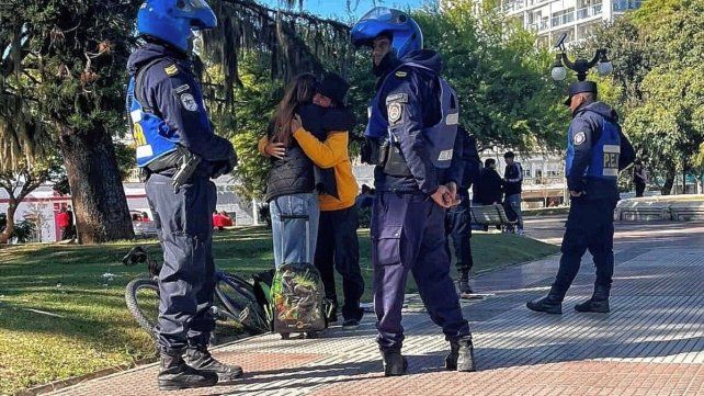 Indignación en Paraná: un operativo policial contra un vendedor de libros en la plaza.