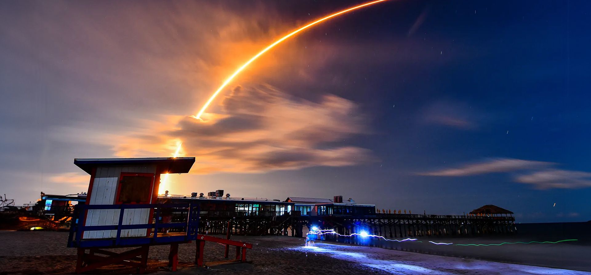Miami, Estados Unidos. El rastro de un cohete SpaceX Falcon 9 ilumina el cielo después de despegar de Cabo Cañaveral. Fotografía: Maclolm Denemark/AP Miami, Estados Unidos. El rastro de un cohete SpaceX Falcon 9 ilumina el cielo después de despegar de Cabo Cañaveral. Fotografía: Maclolm Denemark/AP