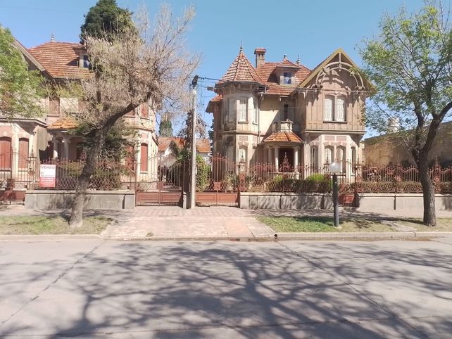 Los chalets gemelos de Las Rosas, la curiosa historia de su construcción y los mitos urbanos que alimentaron