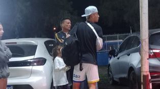El cabestrillo sobre el hombro derecho de Alejo Veliz. Así tuvo que irse del Gigante de Arroyito tras la lesión antes del minuto en Central 1, Boca 1.