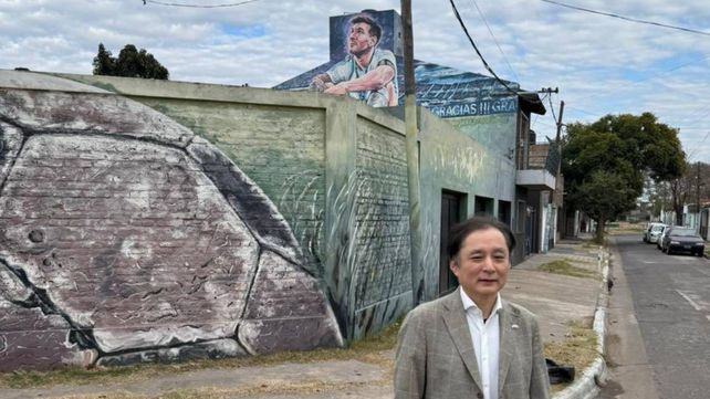 El embajador de Jap&oacute;n frente a la casa natal de Messi.