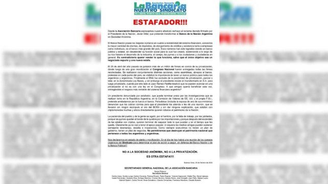 Bancarios tildaron de “estafador” al Presidente y se declararon “en estado de alerta y movilización”. Se reúnen este jueves para definir