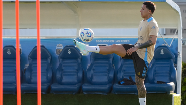 Enzo Fernández está al límite de las amarillas y si recibe otra se perderá el partido entre la selección argentina y Brasil.