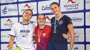 Milagros Amione (izquierda) logró medalla de plata en 200 pecho y en 200 combinados.