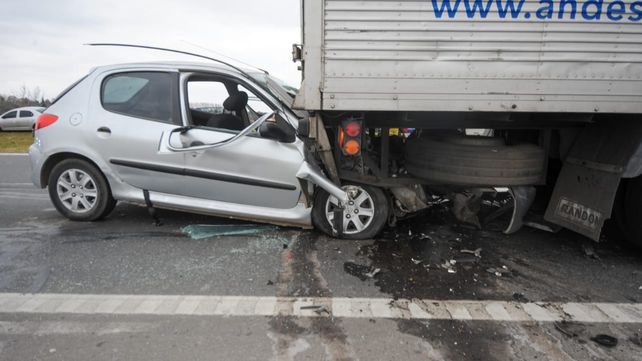 El peogeot 206 se incrustó en la parte trasera de un camión de carga que estaba circulando a muy baja marcha.