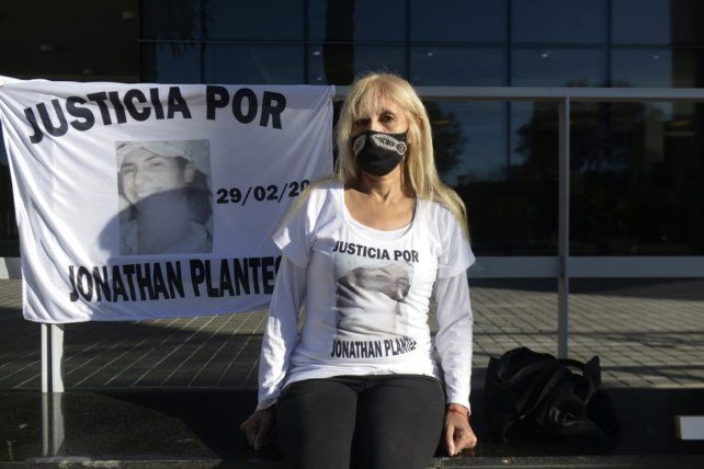 Jonathan Plantes y su padre fueron asesinados en febrero de 2020. Rosa, la mamá del joven, reclama justicia.