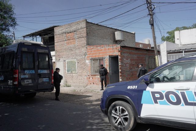 Uno de los allanamiento por drogas a cargo de la Policía Federal en Anchoris al 1600.