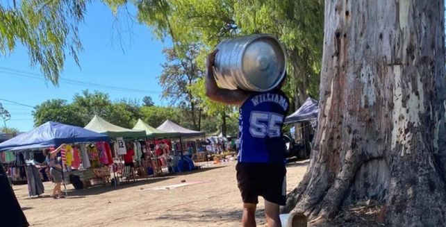 Un camión con cerveza perdió su carga frente al Hospital Iturraspe: un grupo de personas se llevaron barriles al hombro