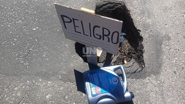 Los vecinos advierten por un gran pozo en calle Balcarce