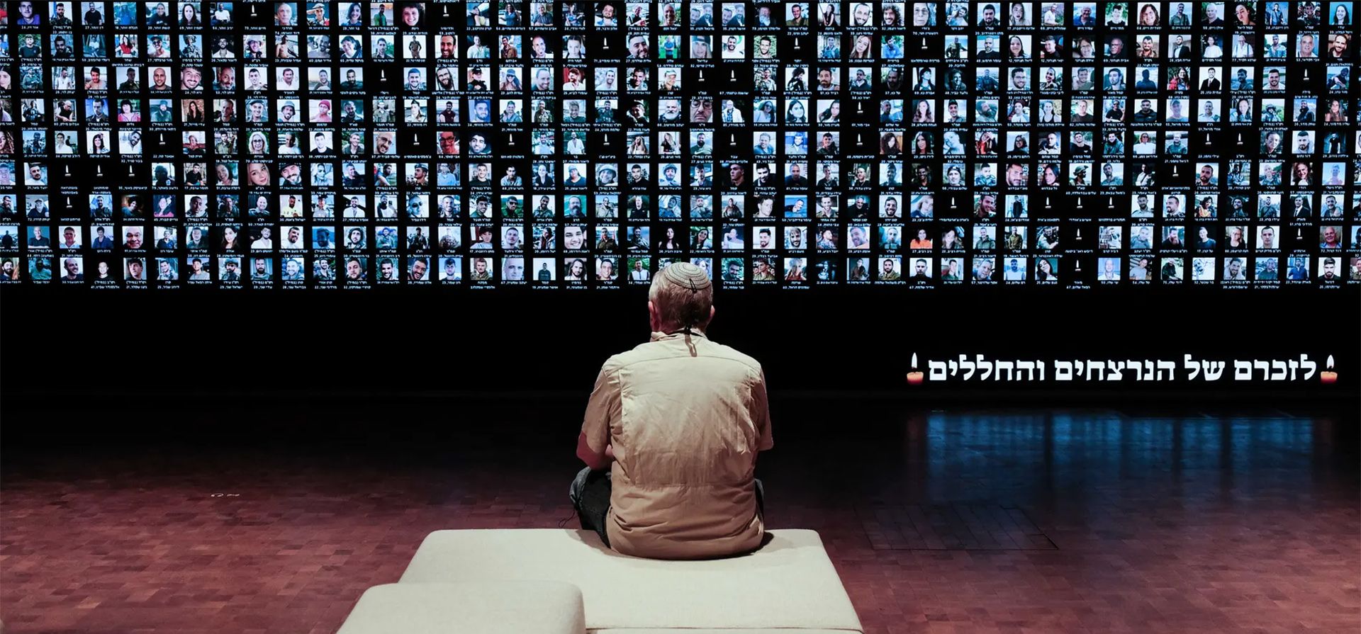 Un visitante rinde homenaje a las víctimas del terrorismo en el Día de los Caídos. La pantalla digital muestra los retratos de más de 1.500 personas asesinadas en la masacre de Hamas en el sur de Israel el 7 de octubre, Jerusalén, Israel. Fotografía: Nir Alon/Zuma/Rex/Shutterstock