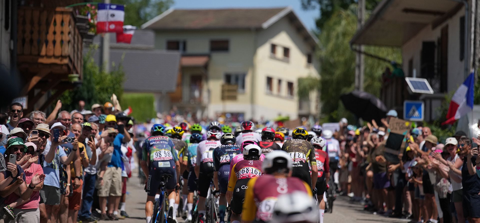 El pelotón recorre la decimoséptima etapa del Tour de Francia, con salida en Chambery y llegada en Voiron, Francia, el miércoles 22 de julio de 2026. (Foto AP/Mosa'ab Elshamy) El pelotón recorre la decimoséptima etapa del Tour de Francia, con salida en Chambery y llegada en Voiron, Francia, el miércoles 22 de julio de 2026. (Foto AP/Mosa'ab Elshamy)