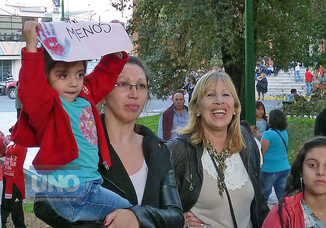 Dos generaciones. Mujeres de todas las edades dijeron presente.  Foto UNO/Héctor de los Santos