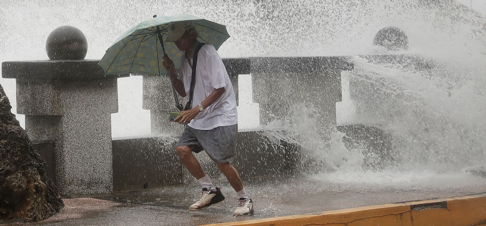 Un hombre corre para alejarse de las olas mientras camina junto a la orilla en Kaohsiung, Taiwán, el miércoles 2 de octubre de 2024, antes de la llegada del tifón Krathon a la zona. (Foto AP/Chiang Ying-ying) Un hombre corre para alejarse de las olas mientras camina junto a la orilla en Kaohsiung, Taiwán, el miércoles 2 de octubre de 2024, antes de la llegada del tifón Krathon a la zona. (Foto AP/Chiang Ying-ying)