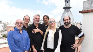 Una reunión para celebrar el presente. Baglietto, Fandermole, Goldin, Gallardo, Garré y Abonizio, juntos en el Anfiteatro.
