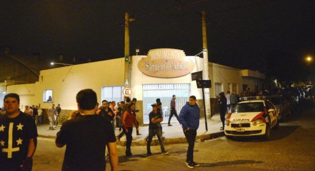 Se viraliza un video del momento en que sacan del recital al hombre que fue a ver a la Mona Jiménez y murió