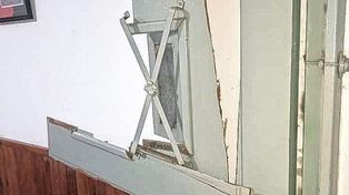 Quedó la puerta de la casa de Carlitos Román destrozada