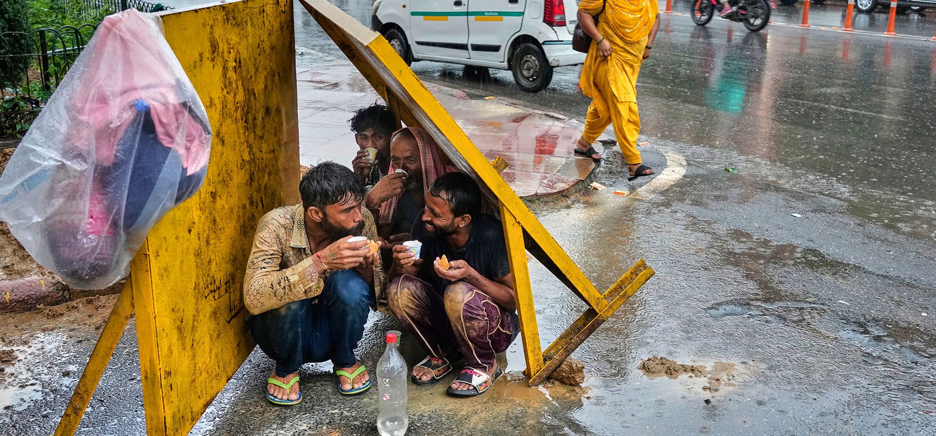 Obreros toman té, sentados bajo paneles de hojalata para protegerse de la lluvia durante las obras viales, en Nueva Delhi, India, el lunes 1 de septiembre de 2025. (Foto AP/Manish Swarup) Obreros toman té, sentados bajo paneles de hojalata para protegerse de la lluvia durante las obras viales, en Nueva Delhi, India, el lunes 1 de septiembre de 2025. (Foto AP/Manish Swarup)