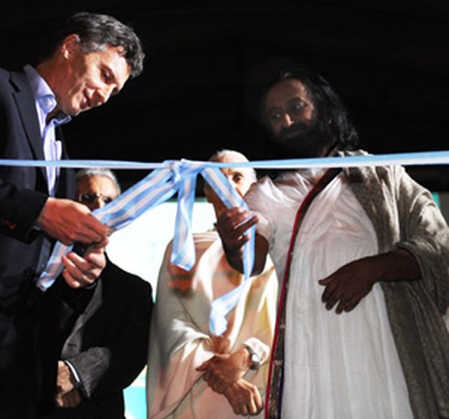 Shankar y Mauricio Macri inauguran el Encuentro de Espiritualidad en Buenos Aires. (Foto: Télam)