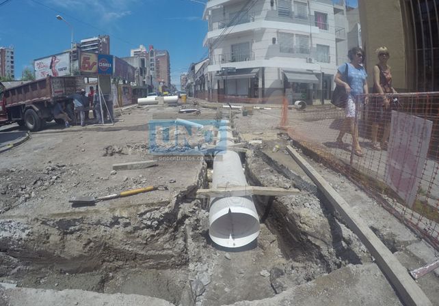 Vecinos miran de reojo los trabajos en Cervantes y Santa Fe