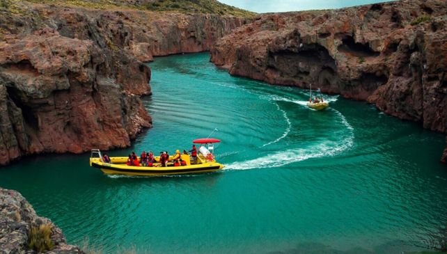 Puerto Deseado es la base para conocer la isla Pingüino y la ría Deseado.&nbsp;