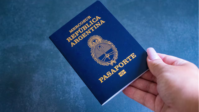 Personal del Registro Civil atiende en el aeropuerto de Rosario