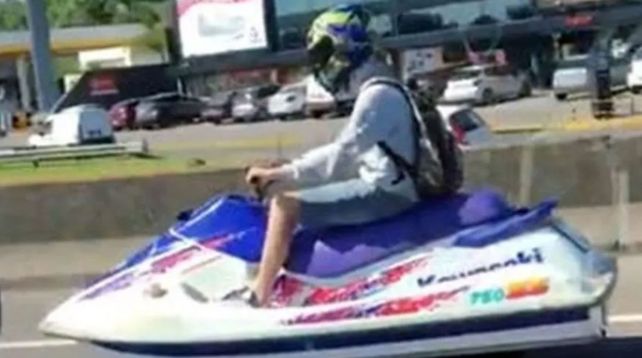 El joven transitaba como si nada la autopista en una moto de agua.&nbsp;