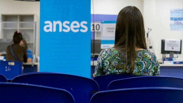 El Ministerio de Trabajó oficializó este martes el pago un bono de $ 20.000 a trabajadores que reciben prestaciones por desempleo.&nbsp;