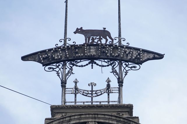 El edificio conserva la marquesina del viejo hotel.